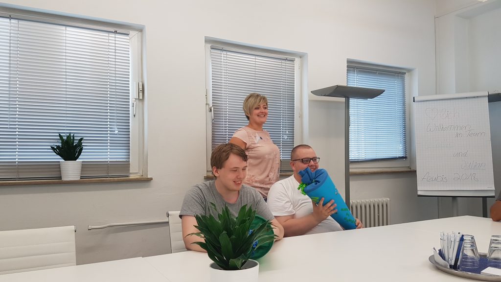 Phillip und Julian erhalten ihre Schultüten